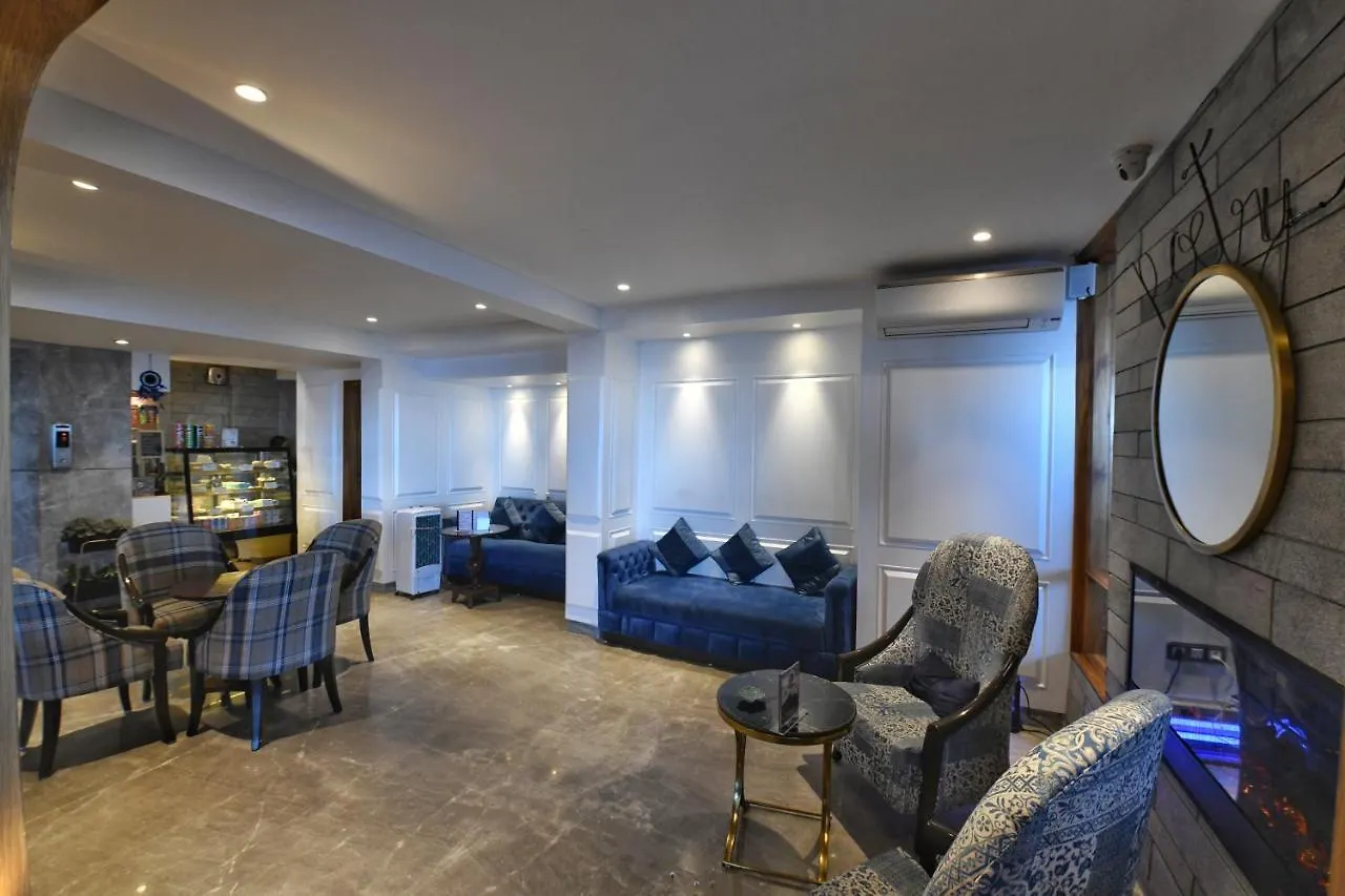 The Cedar Grand Hotel And Spa Shimla 4*,